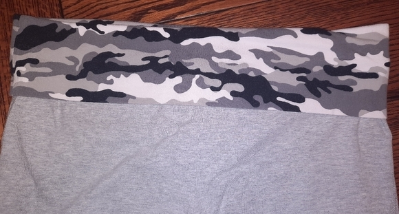 No Boundaries Women's Cropped Flaired Sweatpants - Picture 3 of 4